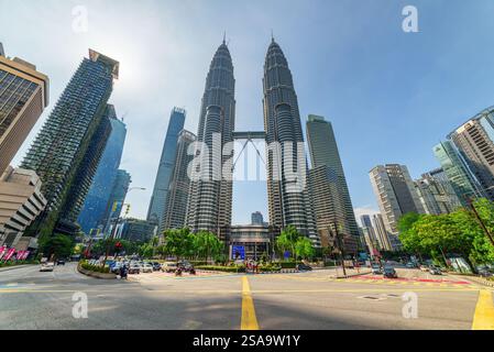 Fantastischer Blick auf die Petronas Twin Towers von der malerischen Kreuzung Stockfoto