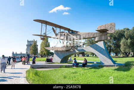 Lissabon, Portugal - 30. Oktober 2024: Statue von Gago Coutinho Sacadura Cabral Plane Stockfoto