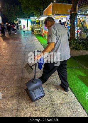 Shanghai, China, Straßenszenen, chinesischer Migrantenmann putzt, Bürgersteig bei Nacht, Alltagsleben in Shanghai, Migrantenarbeiter Stockfoto