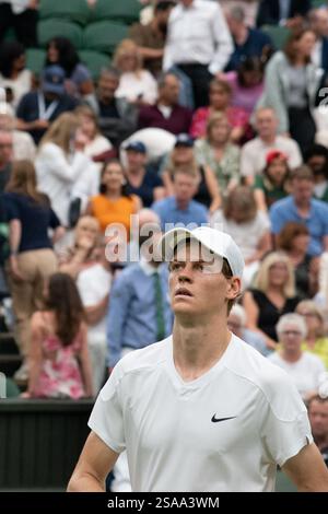 London, Großbritannien. Juli 2024. LONDON, VEREINIGTES KÖNIGREICH - 9. JULI: Jannik Sinner of Italy reagiert am 9. Juli 2024 im All England Lawn Tennis and Croquet Club 2024 in London, Vereinigtes Königreich. (Foto: Carlo Casalini) Credit: Carlo Casalini/Alamy Live News Stockfoto