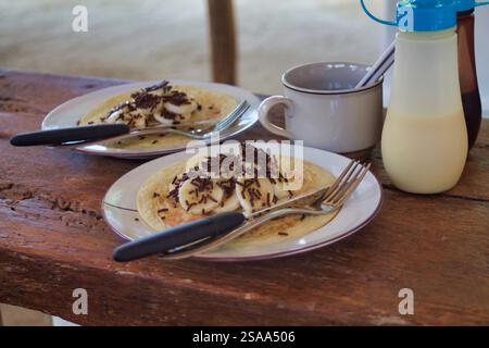 Aus nächster Nähe Bananenpfannkuchen mit Schokolade auf Holztisch Stockfoto