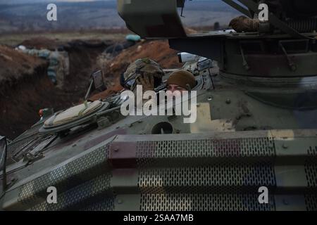 Kiew, Donezk, Ukraine. Januar 2025. Ukrainische Soldaten warten auf Kommandos von Offizieren zur Ausbildung. Die ukrainische 28. Brigade trainiert und ist im Donezk-Gebiet stationiert. (Kreditbild: © Madeleine Kelly/ZUMA Press Wire) NUR REDAKTIONELLE VERWENDUNG! Nicht für kommerzielle ZWECKE! Stockfoto