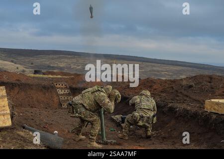 Kiew, Donezk, Ukraine. Januar 2025. Eine Mörserbesatzung feuert während des Trainings. Die ukrainische 28. Brigade trainiert und ist im Donezk-Gebiet stationiert. (Kreditbild: © Madeleine Kelly/ZUMA Press Wire) NUR REDAKTIONELLE VERWENDUNG! Nicht für kommerzielle ZWECKE! Stockfoto