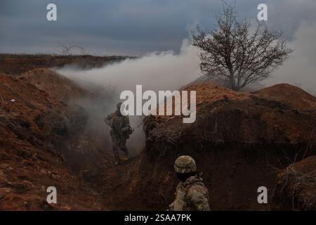 Kiew, Donezk, Ukraine. Januar 2025. Die ukrainische 28. Brigade trainiert und ist im Donezk-Gebiet stationiert. (Kreditbild: © Madeleine Kelly/ZUMA Press Wire) NUR REDAKTIONELLE VERWENDUNG! Nicht für kommerzielle ZWECKE! Stockfoto