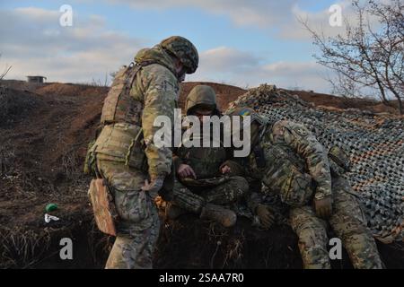 Kiew, Donezk, Ukraine. Januar 2025. Ukrainische Soldaten warten auf Kommandos von Offizieren zur Ausbildung. Die ukrainische 28. Brigade trainiert und ist im Donezk-Gebiet stationiert. (Kreditbild: © Madeleine Kelly/ZUMA Press Wire) NUR REDAKTIONELLE VERWENDUNG! Nicht für kommerzielle ZWECKE! Stockfoto