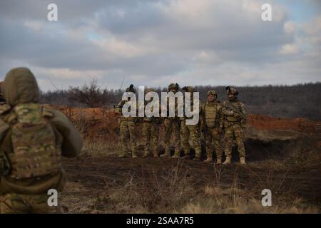 Kiew, Donezk, Ukraine. Januar 2025. Infanterie-Soldaten posieren für ein Foto. Die ukrainische 28. Brigade trainiert und ist im Donezk-Gebiet stationiert. (Kreditbild: © Madeleine Kelly/ZUMA Press Wire) NUR REDAKTIONELLE VERWENDUNG! Nicht für kommerzielle ZWECKE! Stockfoto