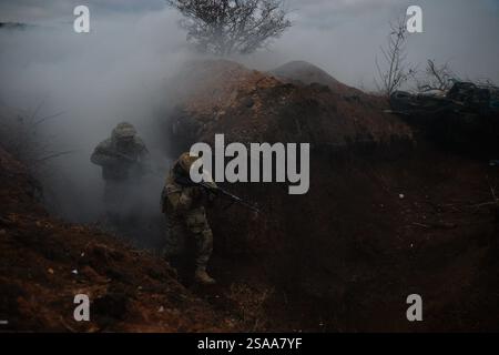 Kiew, Donezk, Ukraine. Januar 2025. Infanterie-Männer mit dem 28. Brigadezug in Gräben. Die ukrainische 28. Brigade trainiert und ist im Donezk-Gebiet stationiert. (Kreditbild: © Madeleine Kelly/ZUMA Press Wire) NUR REDAKTIONELLE VERWENDUNG! Nicht für kommerzielle ZWECKE! Stockfoto