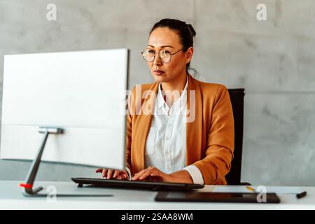 Erfolg junge professionelle Geschäftsfrau Investorin, Manager am Arbeitsplatz, die am Computer im Büro arbeitet Stockfoto