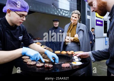 HOUTEN - Königin Maxima besucht eine Lektion in Grilltechniken während eines Arbeitsbesuchs in der SVO Berufsschule Essen. Die Königin besucht Praxisunterricht und spricht mit Schülern und Lehrern über die Zusammenarbeit zwischen beruflicher Sekundarstufe und Lebensmittelindustrie. ANP RAMON VAN FLYMEN niederlande aus - belgien aus Stockfoto
