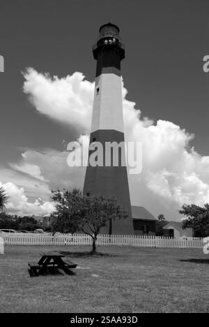 Der markante Tybee Island Lighthouse mit schwarz-weiß gestreiften Streifen ist einer der ältesten im Süden und steht hoch an der Küste Georgiens. Stockfoto