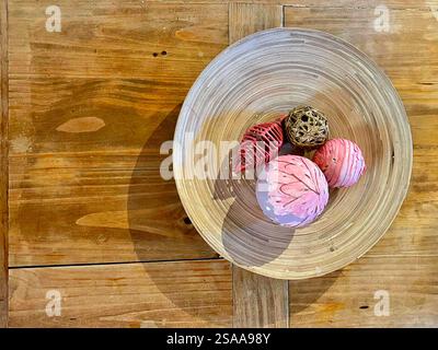 Keramikschale mit handgefertigten Kugeln als Dekorationsobjekt. Stockfoto