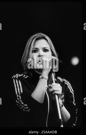 ALISHA's ATTIC, KONZERT, 1997: Karen Poole von der Popband Alisha's Attic spielt am 14. Juni 1997 in Cardiff, Wales, Großbritannien. Foto: Rob Watkins. INFO: Alisha’s Attic war ein britisches Pop-Duo, das in den 1990er Jahren von den Schwestern Karen und Shellie Poole gegründet wurde Bekannt für ihre schrulligen, introspektiven Texte und einladenden Melodien, Hits wie I am, hat I Feel ihnen eine hingebungsvolle Fangemeinde eingebracht. Stockfoto