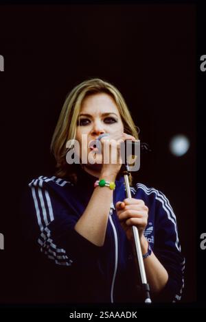 ALISHA's ATTIC, KONZERT, 1997: Karen Poole von der Popband Alisha's Attic spielt am 14. Juni 1997 in Cardiff, Wales, Großbritannien. Foto: Rob Watkins. INFO: Alisha’s Attic war ein britisches Pop-Duo, das in den 1990er Jahren von den Schwestern Karen und Shellie Poole gegründet wurde Bekannt für ihre schrulligen, introspektiven Texte und einladenden Melodien, Hits wie I am, hat I Feel ihnen eine hingebungsvolle Fangemeinde eingebracht. Stockfoto