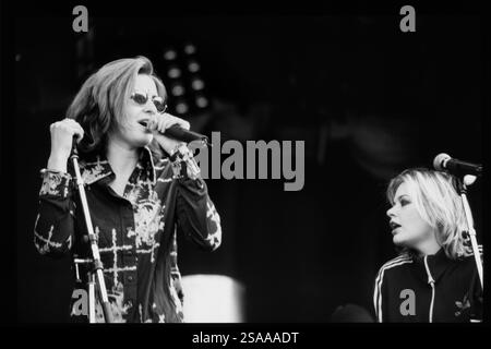 ALISHA's ATTIC, KONZERT, 1997: Karen (blond) und Shelly Poole von der Popband Alisha's Attic spielen am 14. Juni 1997 in Cardiff, Wales, Großbritannien. Foto: Rob Watkins. INFO: Alisha’s Attic war ein britisches Pop-Duo, das in den 1990er Jahren von den Schwestern Karen und Shellie Poole gegründet wurde Bekannt für ihre schrulligen, introspektiven Texte und einladenden Melodien, Hits wie I am, hat I Feel ihnen eine hingebungsvolle Fangemeinde eingebracht. Stockfoto