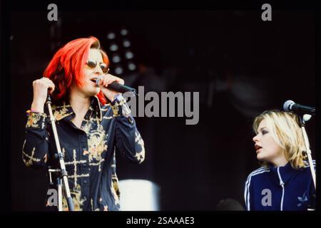 ALISHA's ATTIC, KONZERT, 1997: Karen (blond) und Shelly Poole von der Popband Alisha's Attic spielen am 14. Juni 1997 in Cardiff, Wales, Großbritannien. Foto: Rob Watkins. INFO: Alisha’s Attic war ein britisches Pop-Duo, das in den 1990er Jahren von den Schwestern Karen und Shellie Poole gegründet wurde Bekannt für ihre schrulligen, introspektiven Texte und einladenden Melodien, Hits wie I am, hat I Feel ihnen eine hingebungsvolle Fangemeinde eingebracht. Stockfoto