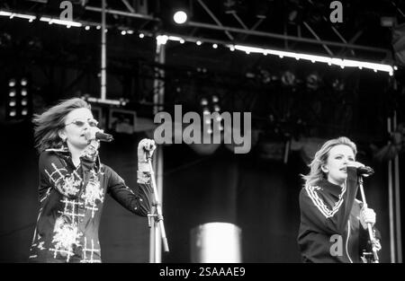 ALISHA's ATTIC, KONZERT, 1997: Karen (blond) und Shelly Poole von der Popband Alisha's Attic spielen am 14. Juni 1997 in Cardiff, Wales, Großbritannien. Foto: Rob Watkins. INFO: Alisha’s Attic war ein britisches Pop-Duo, das in den 1990er Jahren von den Schwestern Karen und Shellie Poole gegründet wurde Bekannt für ihre schrulligen, introspektiven Texte und einladenden Melodien, Hits wie I am, hat I Feel ihnen eine hingebungsvolle Fangemeinde eingebracht. Stockfoto