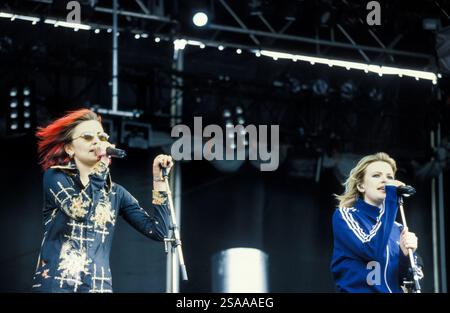 ALISHA's ATTIC, KONZERT, 1997: Karen (blond) und Shelly Poole von der Popband Alisha's Attic spielen am 14. Juni 1997 in Cardiff, Wales, Großbritannien. Foto: Rob Watkins. INFO: Alisha’s Attic war ein britisches Pop-Duo, das in den 1990er Jahren von den Schwestern Karen und Shellie Poole gegründet wurde Bekannt für ihre schrulligen, introspektiven Texte und einladenden Melodien, Hits wie I am, hat I Feel ihnen eine hingebungsvolle Fangemeinde eingebracht. Stockfoto
