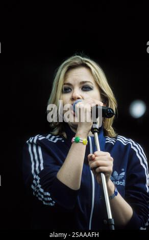 ALISHA's ATTIC, KONZERT, 1997: Karen Poole von der Popband Alisha's Attic spielt am 14. Juni 1997 in Cardiff, Wales, Großbritannien. Foto: Rob Watkins. INFO: Alisha’s Attic war ein britisches Pop-Duo, das in den 1990er Jahren von den Schwestern Karen und Shellie Poole gegründet wurde Bekannt für ihre schrulligen, introspektiven Texte und einladenden Melodien, Hits wie I am, hat I Feel ihnen eine hingebungsvolle Fangemeinde eingebracht. Stockfoto