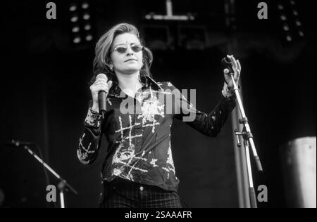 ALISHA's ATTIC, KONZERT, 1997: Shelly Poole von der Popband Alisha's Attic spielt am 14. Juni 1997 in Cardiff, Wales, Großbritannien. Foto: Rob Watkins. INFO: Alisha’s Attic war ein britisches Pop-Duo, das in den 1990er Jahren von den Schwestern Karen und Shellie Poole gegründet wurde Bekannt für ihre schrulligen, introspektiven Texte und einladenden Melodien, Hits wie I am, hat I Feel ihnen eine hingebungsvolle Fangemeinde eingebracht. Stockfoto