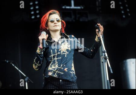 ALISHA's ATTIC, KONZERT, 1997: Shelly Poole von der Popband Alisha's Attic spielt am 14. Juni 1997 in Cardiff, Wales, Großbritannien. Foto: Rob Watkins. INFO: Alisha’s Attic war ein britisches Pop-Duo, das in den 1990er Jahren von den Schwestern Karen und Shellie Poole gegründet wurde Bekannt für ihre schrulligen, introspektiven Texte und einladenden Melodien, Hits wie I am, hat I Feel ihnen eine hingebungsvolle Fangemeinde eingebracht. Stockfoto