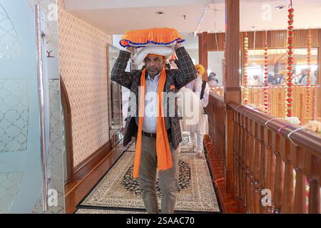 Nach einem Morgengottesdienst, bei dem die gesamte Sikh-Bibel gelesen wird, bringen die Gläubigen sie in einen Raum, in dem sie gelagert sind. In Queens, New York. Stockfoto