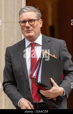 London, England, Großbritannien. Januar 2025. Der britische Premierminister KEIR STARMER wird gesehen, wie er 10 Downing Street verlässt und zum Unterhaus fährt, um die wöchentliche Sitzung über Fragen des Premierministers (PMQs) abzuhalten. (Kreditbild: © Thomas Krych/ZUMA Press Wire) NUR REDAKTIONELLE VERWENDUNG! Nicht für kommerzielle ZWECKE! Stockfoto