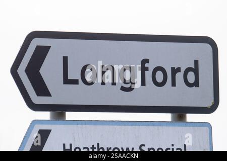 Longford, Großbritannien. Januar 2025. Ein Straßenschild für Longford Village im Londoner Stadtteil Hillingdon in der Nähe des London Heathrow Airport. Bundeskanzlerin Rachel Reeves hat heute bekannt gegeben, dass die Labour-Regierung den Bau der dritten Landebahn Heathrow unterstützt. Dies hat den Bewohnern von Longford einen massiven Schlag versetzt, als ob die dritte Landebahn eine Plangenehmigung erhält, könnte es bedeuten, dass ein Großteil des historischen Dorfes Longford abgerissen wird. Quelle: Maureen McLean/Alamy Live News Stockfoto