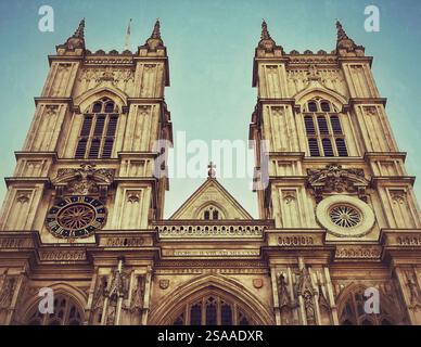 Stimmungsvoller Blick auf die Westfassade der Westminster Abbey, London England, Großbritannien Stockfoto