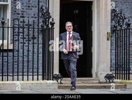London, Großbritannien. Januar 2025. Premierminister Sir Keir Starmer verlässt die Downing Street 10 für Fragen des Premierministers im Parlament. Quelle: Imageplotter/Alamy Live News Stockfoto