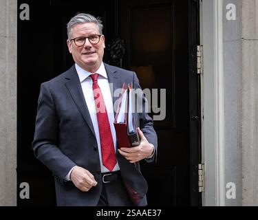 London, Großbritannien. Januar 2025. Premierminister Sir Keir Starmer verlässt die Downing Street 10 für Fragen des Premierministers im Parlament. Quelle: Imageplotter/Alamy Live News Stockfoto