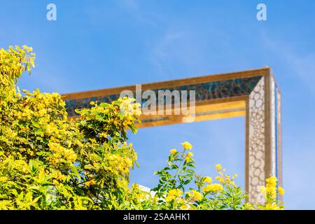 Dubai, VAE - 9. Dezember 2024: Dubai Picture Frame. Größter goldener Rahmen für Fotos. Menschen gehen vorbei an architektonischen Wahrzeichen und hoher Aussichtsplattform im Zabeel Park. Stockfoto