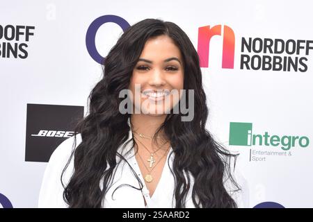 Mabel nimmt an den Nordoff Robbins O2 Silver Clef Awards im Grosvenor House Hotel in London Teil. Juli 2019 Stockfoto