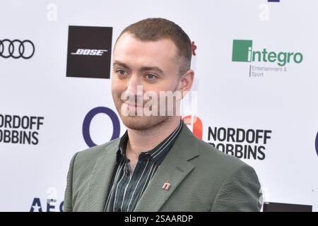 Sam Smith nimmt an den Nordoff Robbins O2 Silver Clef Awards im Grosvenor House Hotel in London Teil. Juli 2019 Stockfoto