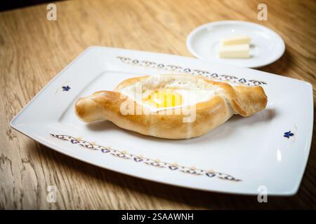 Khachapuri in Adjara mit dem Ei. Die georgische Küche. Stockfoto