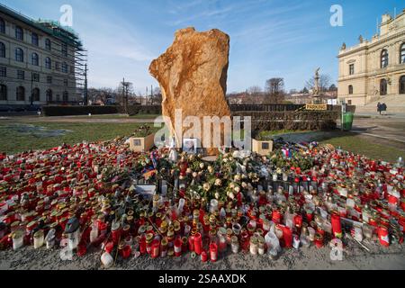 Gedenkfeier für die Opfer der Schießerei an der Fakultät der Künste der Karlsuniversität (Prag) vom 21. Dezember 2023. Steindenkmal mit Kerzen und Bildern. Stockfoto