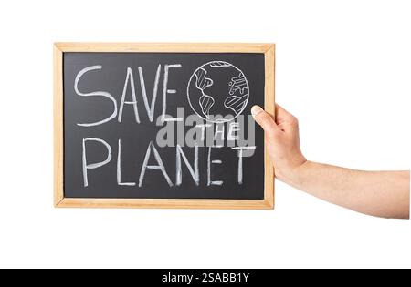 Nahaufnahme einer Hand eines Mannes mit einem Schild, das besagt, dass RETTET DEN PLANETEN mit weißem Hintergrund Stockfoto