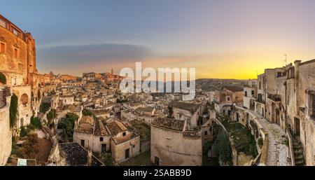 Matera, Italien, alte Stadt auf einem Hügel in der Region Basilikata bei Sonnenaufgang. Stockfoto