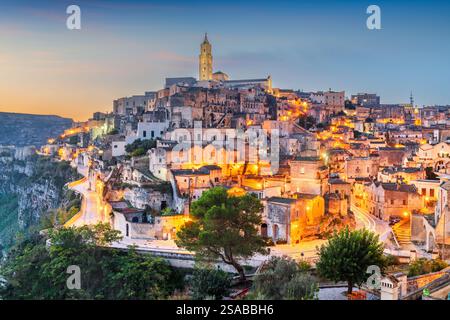 Matera, Italien, alte Stadt auf einem Hügel in der Region Basilikata bei Sonnenaufgang. Stockfoto