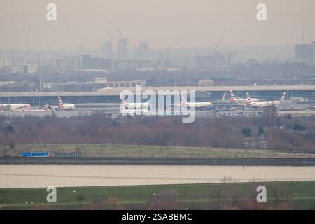 Old Windsor, Berkshire, Großbritannien. Januar 2025. Blick auf London Heathrow in West London an einem trüben Tag. Bundeskanzlerin Rachel Reeves hat heute bekannt gegeben, dass die Labour-Regierung den Bau der dritten Landebahn Heathrow unterstützt. Obwohl geschätzt wird, dass der Bau der neuen Start- und Landebahn etwa 100.000 Arbeitsplätze bedeuten könnte, hat dies einen massiven Schlag für die Bewohner in Dörfern, die bei der dritten Start- und Landebahn ausgelöscht werden, sowie für Umweltschützer und diejenigen, die unterhalb der Heathrow-Flugbahn leben, verursacht. Quelle: Maureen McLean/Alamy Live News Stockfoto