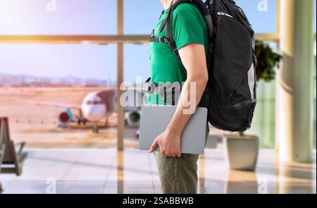 Nahaufnahme eines digitalen Nomaden, der die Welt bereist und am Flughafen mit seinem Laptop arbeitet Stockfoto