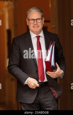 London, England, Großbritannien. Januar 2025. Der britische Premierminister KEIR STARMER wird gesehen, wie er 10 Downing Street verlässt und zum Unterhaus fährt, um die wöchentliche Sitzung über Fragen des Premierministers (PMQs) abzuhalten. (Kreditbild: © Thomas Krych/ZUMA Press Wire) NUR REDAKTIONELLE VERWENDUNG! Nicht für kommerzielle ZWECKE! Stockfoto