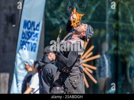 Christchurch, Neuseeland. Januar 2025. Der Fire Ninja (auch bekannt als CHRIS MCCARTHY aus Estland) zeigt seine Fähigkeiten beim Feueressen auf dem World Buskers Festival. (Kreditbild: © PJ Heller/ZUMA Press Wire) NUR REDAKTIONELLE VERWENDUNG! Nicht für kommerzielle ZWECKE! Stockfoto