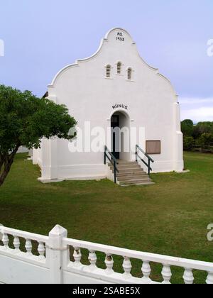 Eine Kapelle im Kapholländischen Stil der 1930er Jahre in der Nähe von Arniston, Südafrika. Ein Wahrzeichen in der Nähe von Kap Agulhas an Südafrikas Route 62 – Garden Route. Stockfoto
