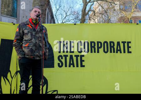 London, Großbritannien. Januar 2025. Der Fernsehmoderator, Autor und Naturforscher Chris Packham spricht die Menge an. Die Anhänger der „Lord Walney 16“, Klimaaktivisten, die zwischen 20 Monaten und zwei Jahren Haft verurteilt wurden, treffen sich vor der zweitägigen Berufungsverhandlung. Quelle: Eleventh Photography/Alamy Live News Stockfoto