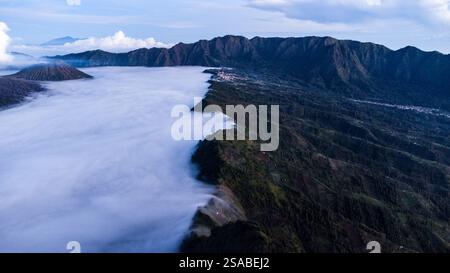 Mount Bromo vom Gipfel B30 aus gesehen, umgeben von einem atemberaubenden Wolkenmeer. Stockfoto