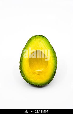 Nahaufnahme einer Reifen Avocado ohne halb geschnittenen Stein auf weißem Hintergrund. Stockfoto