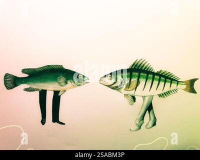 Konzeptuelle Collagekunst von zwei Fischen mit Beinen, die miteinander reden Stockfoto