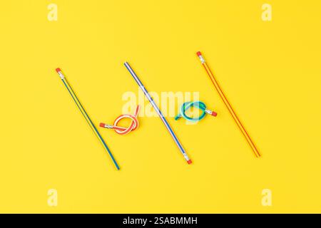 Farbige Stifte heben hervor, die komplexe Aufgaben lösen und chaotische Muster durch Logik lösen müssen Stockfoto