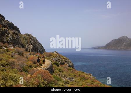 Wanderer auf der Halbinsel Sarella in der Nähe von Plakias, Südküste, Kreta, Griechenland, Europa Stockfoto