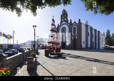 Weihnachtsbaum vor der Kirche in Santa Lucia de Tirajana, Gran Canaria, Kanarischen Inseln, Spanien, Europa Stockfoto